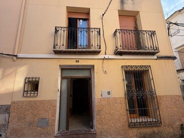 Casa con balcone in vendita a Calle ANTONIO YELO PIOTO 38