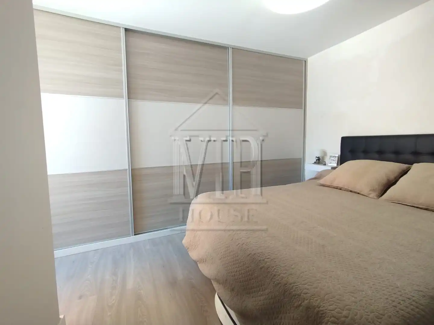 Schlafzimmer von Einfamilien-Reihenhaus zum Verkauf in Badalona mit Klimaanlage, Heizung und Parkett