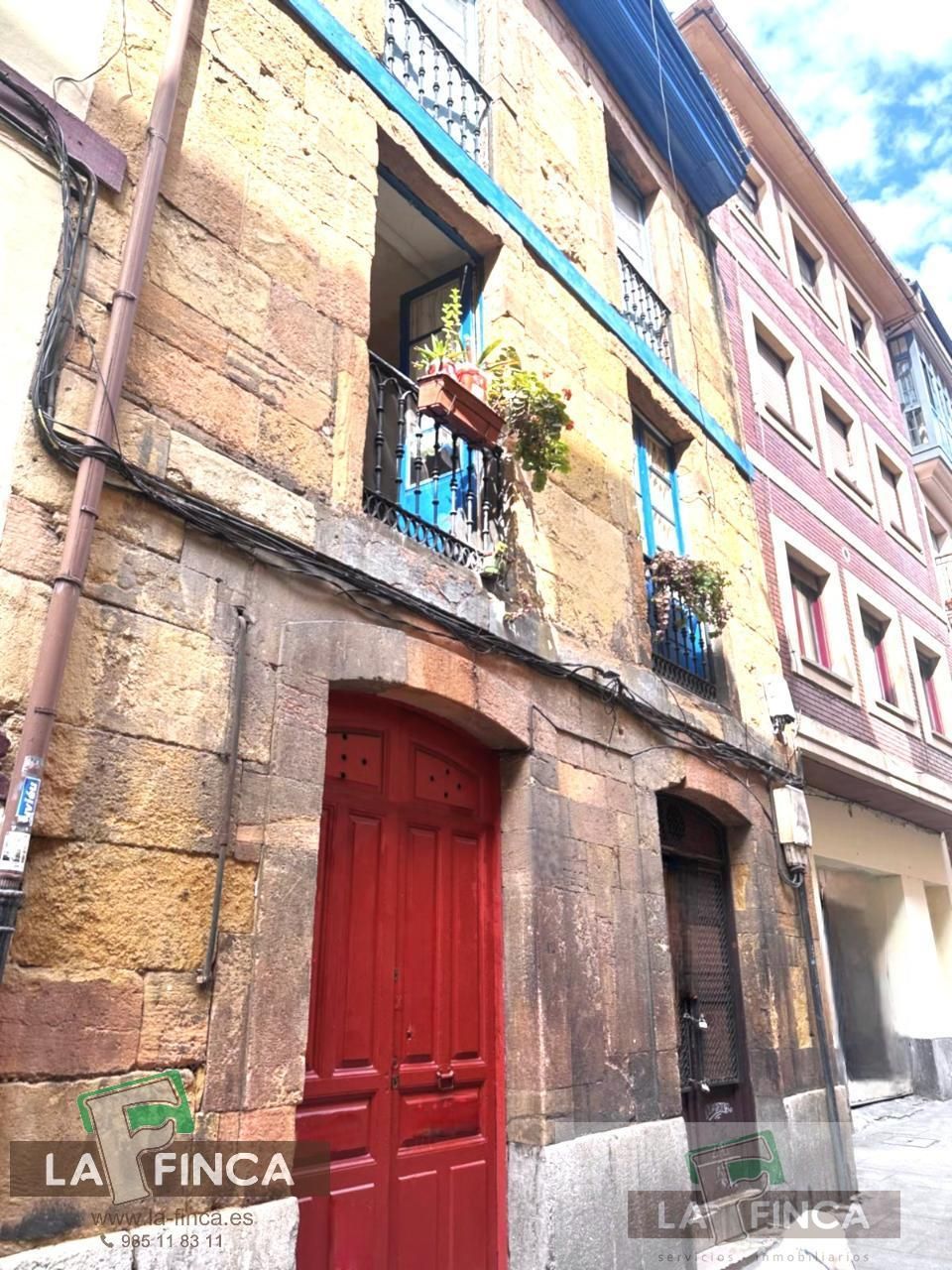 Vista exterior de Edificio en venta en Oviedo 