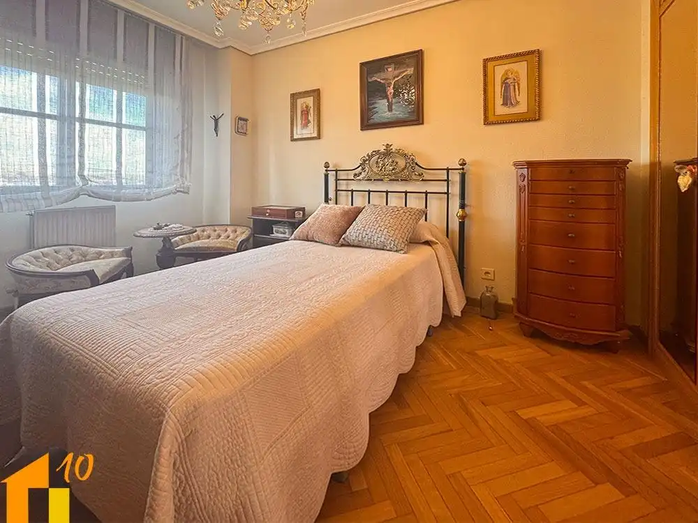 Habitación de Apartamento en venta en Burgos con Calefacción y Trastero