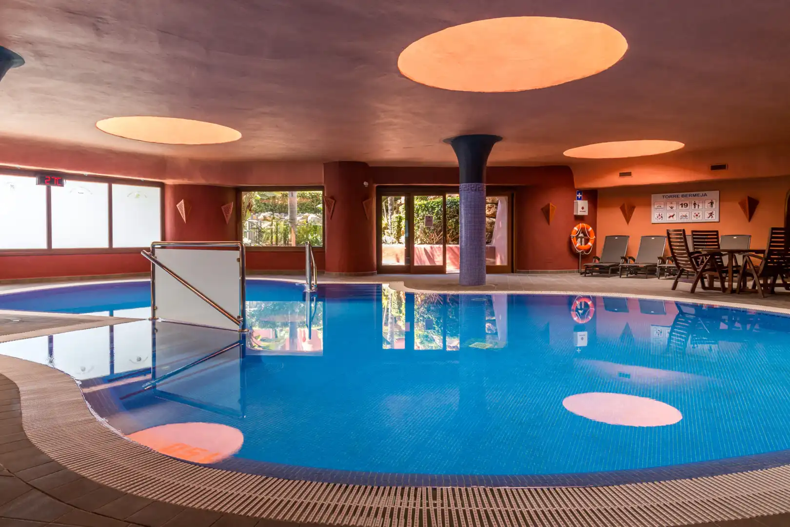 Schwimmbecken von Wohnungen zum Verkauf in Estepona mit Klimaanlage, Heizung und Terrasse