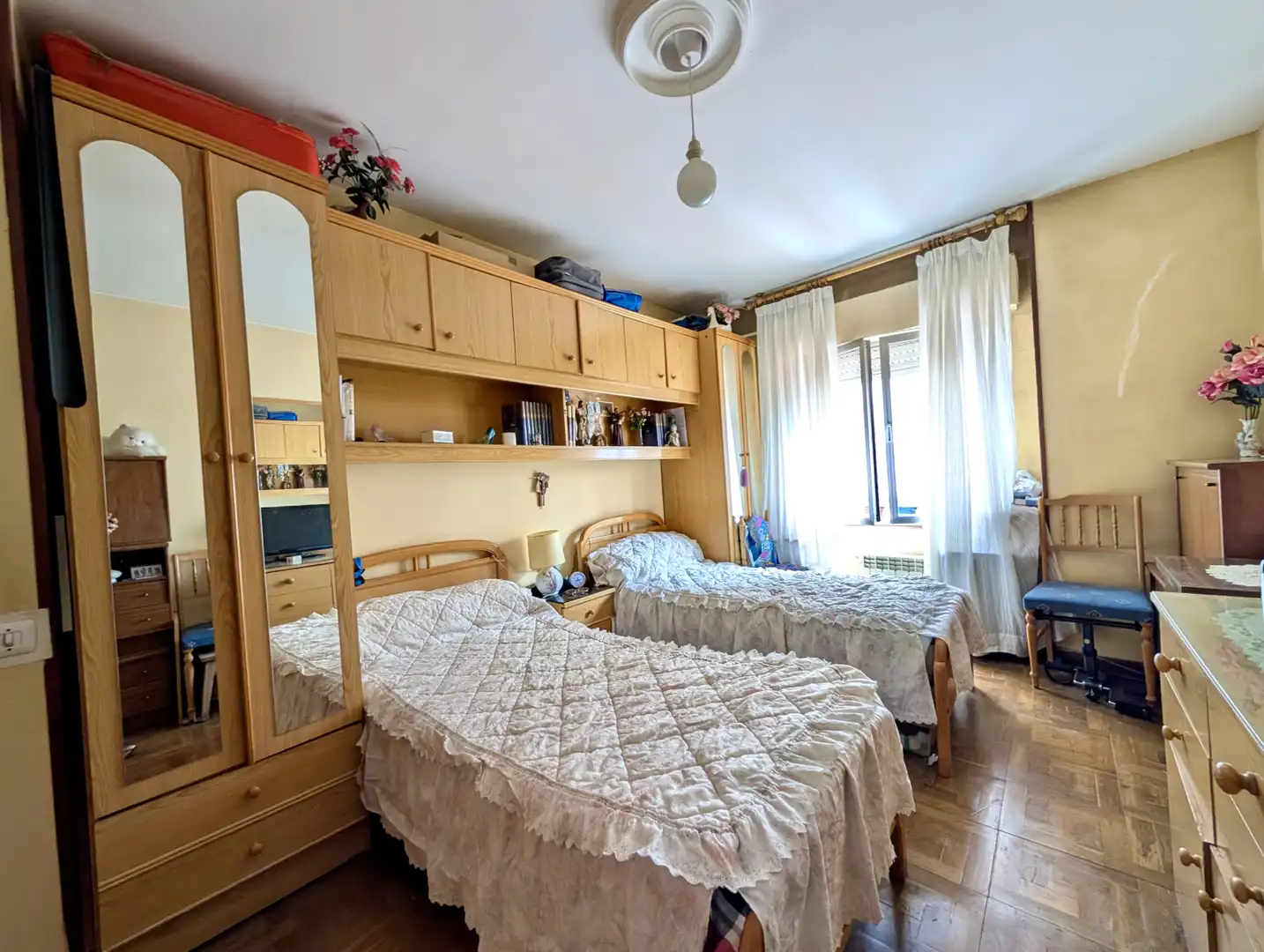 Dormitori de Pis en venda en Oviedo  amb Calefacció, Parquet i Traster