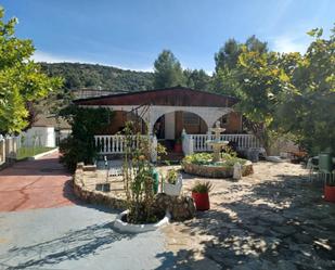 Vista exterior de Casa o xalet en venda en Hontoba amb Calefacció, Jardí privat i Piscina