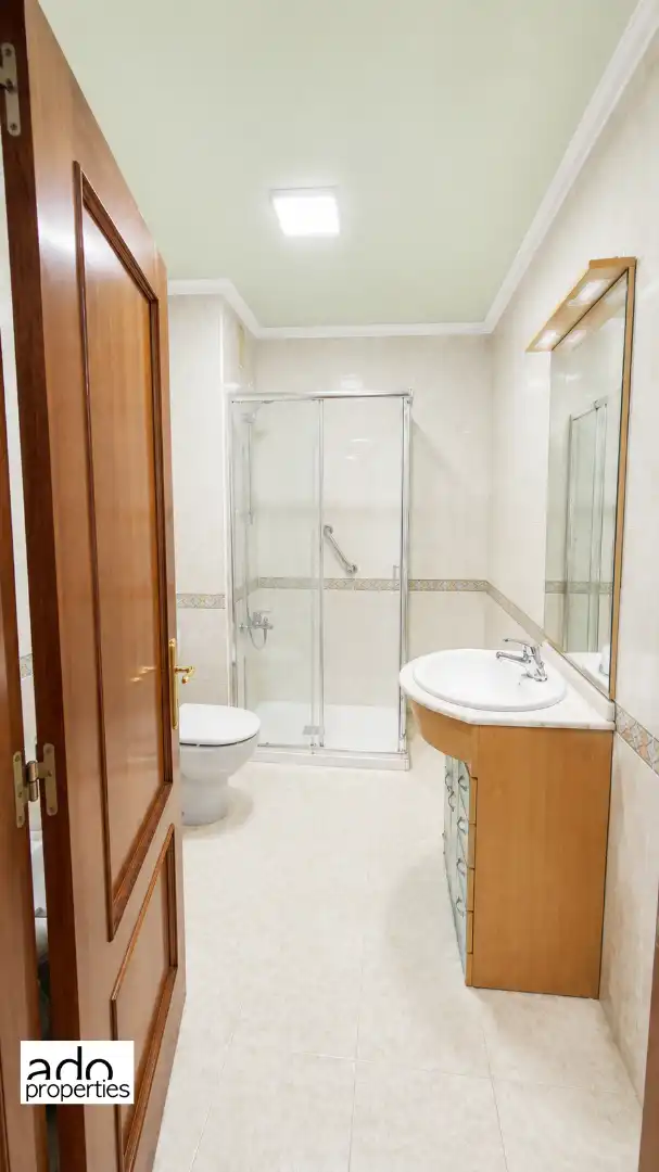 Baño de Piso en venta en Vigo  con Calefacción y Amueblado