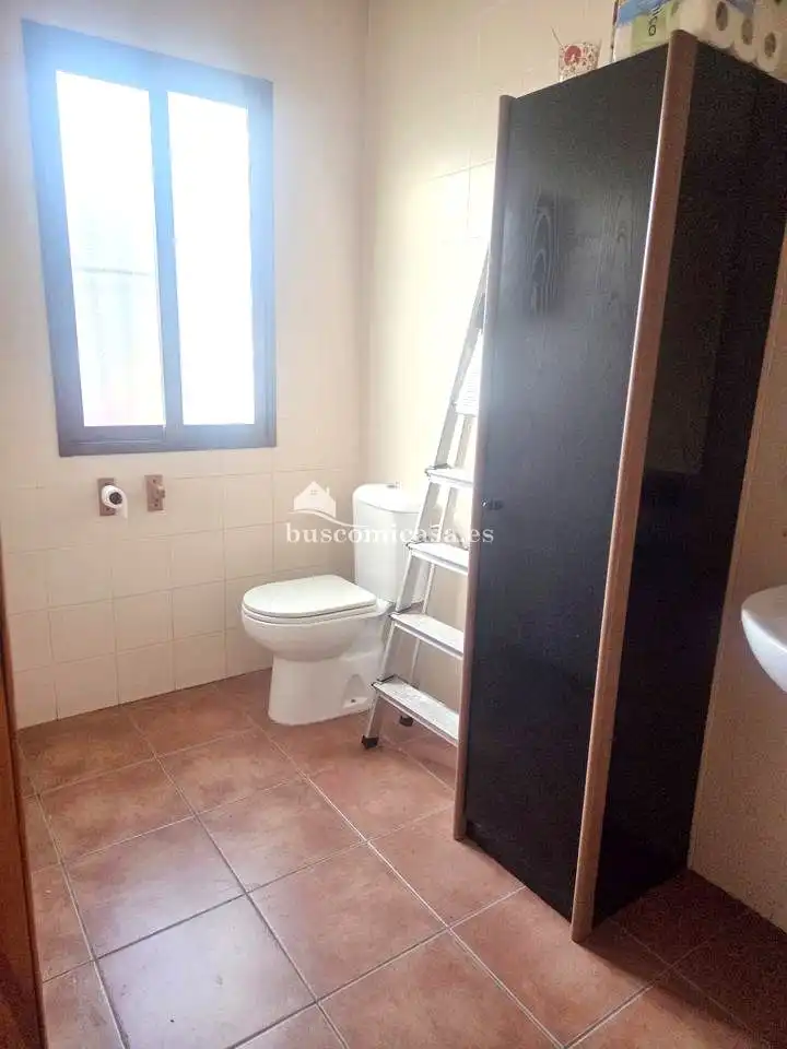 Bany de Oficina en venda en Jaén amb Aire condicionat