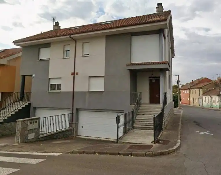 Vista exterior de Casa adosada en venta en Sariegos con Calefacción, Jardín privado y Terraza