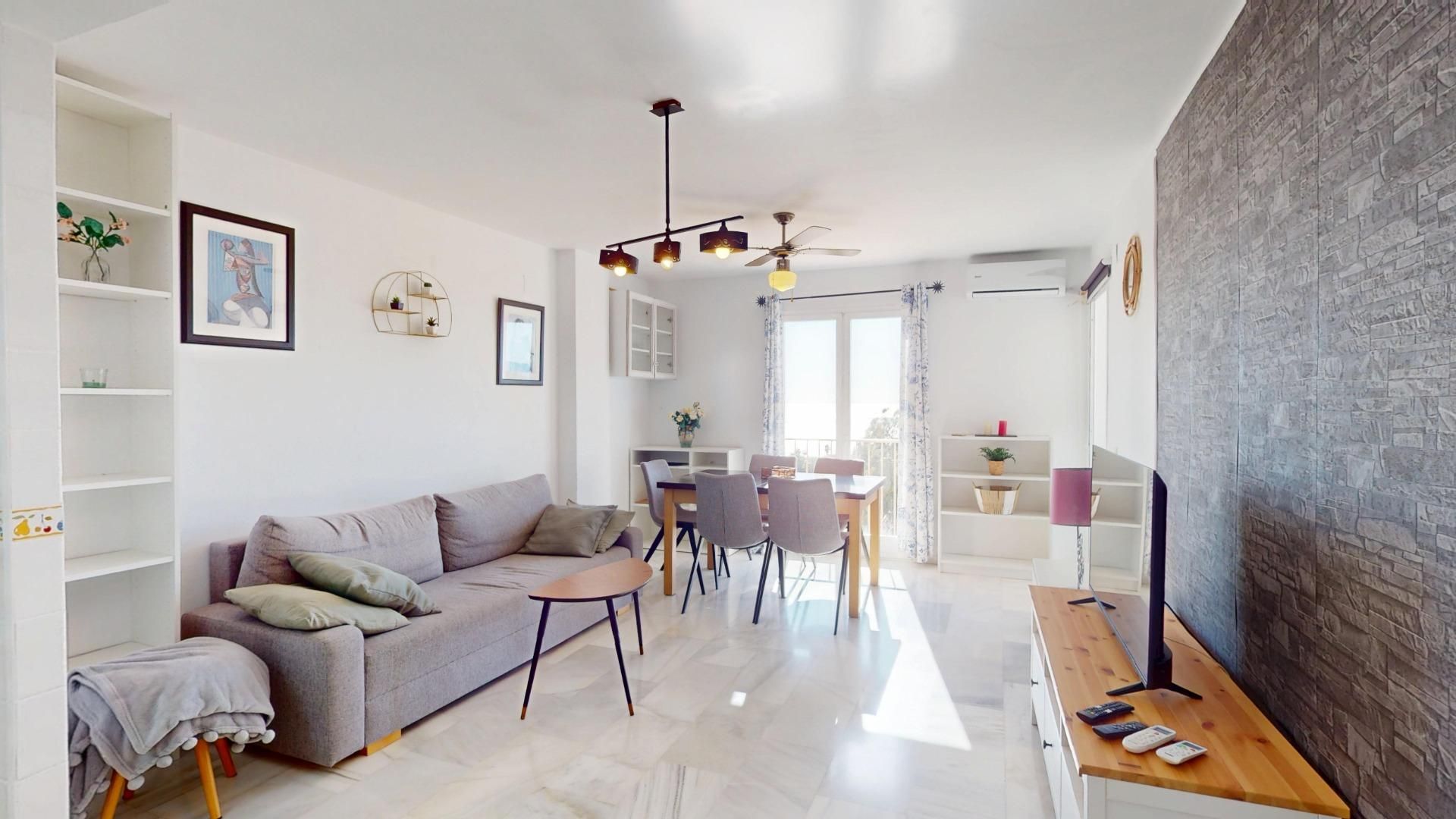 Sala d'estar de Pis de lloguer en Benalmádena amb Aire condicionat, Terrassa i Moblat