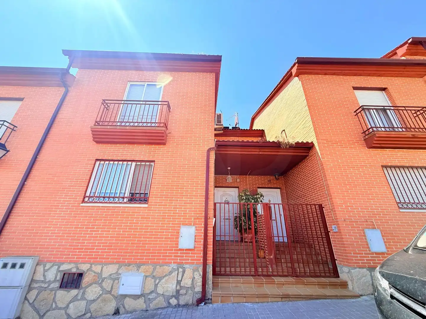 Vista exterior de Casa adosada en venda en San Martín de Valdeiglesias amb Calefacció i Terrassa
