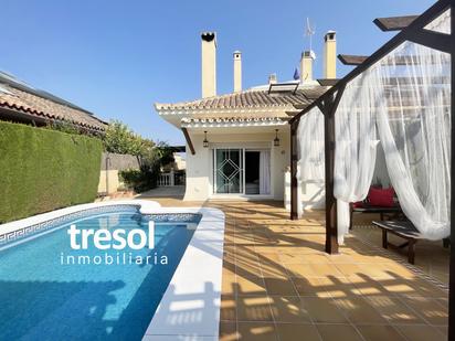 Exterior view of Single-family semi-detached for sale in Alhaurín de la Torre  with Terrace and Swimming Pool