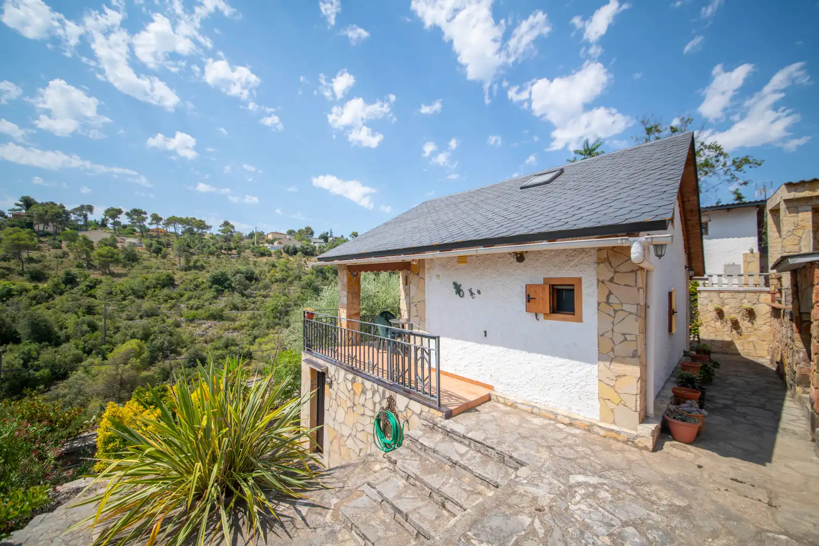 Außenansicht von Country house zum Verkauf in La Torre de Claramunt mit Privatgarten, Terrasse und Möbliert