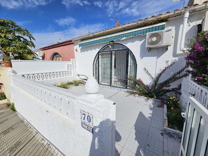 Vista exterior de Casa o xalet en venda en Torrevieja amb Jardí privat, Terrassa i Moblat