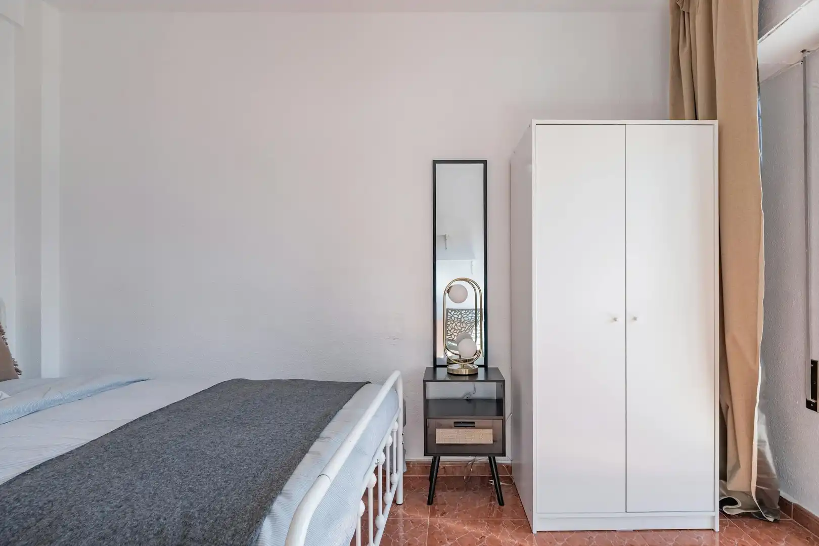 Bedroom of Flat for share in Valencia  with Washing machine