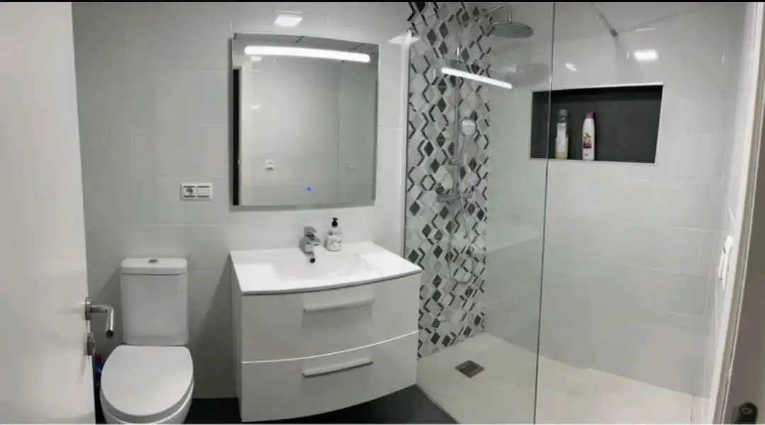 Baño de Piso de alquiler en Roquetas de Mar con Aire acondicionado, Calefacción y Parquet