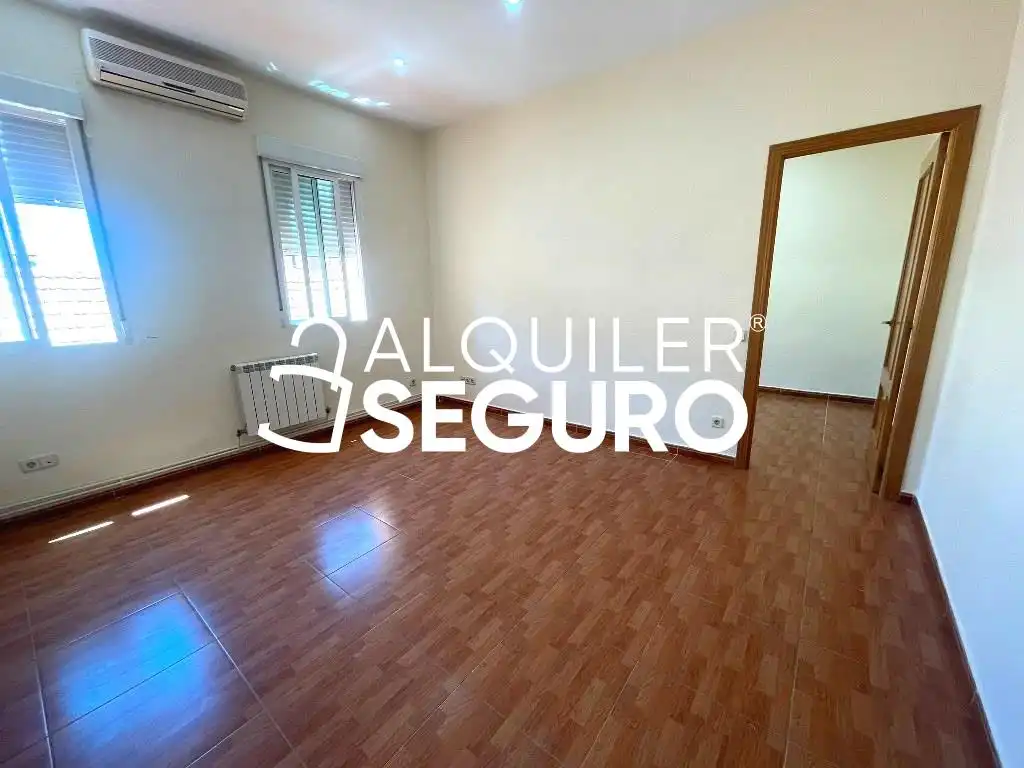 Flat for rent in Madrid  with Air Conditioner and Heating