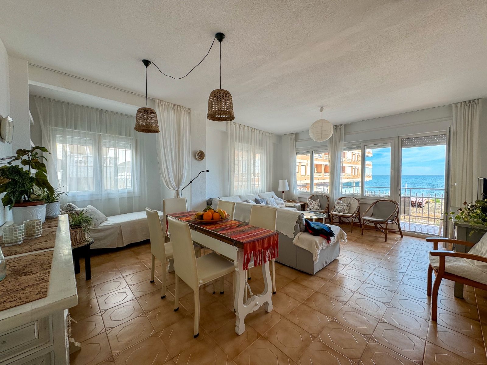 Sala d'estar de Pis de lloguer en Torrevieja amb Aire condicionat, Terrassa i Moblat