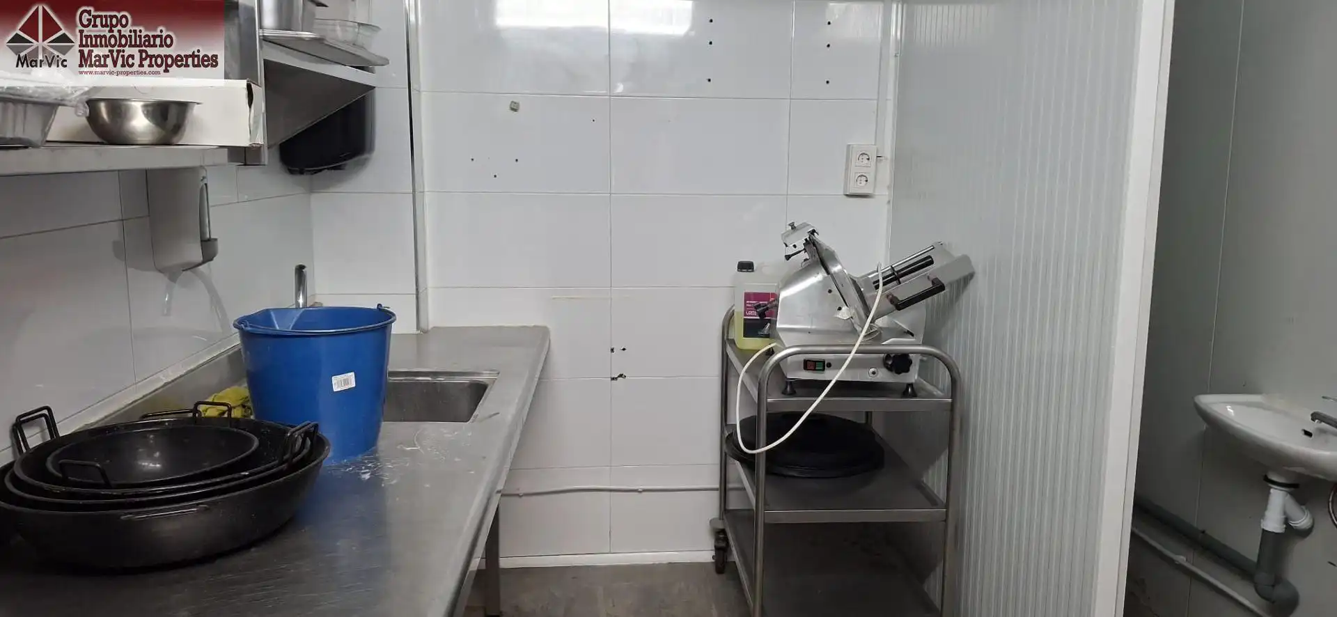 Cuina de Local en venda en Benidorm amb Aire condicionat, Terrassa i Moblat