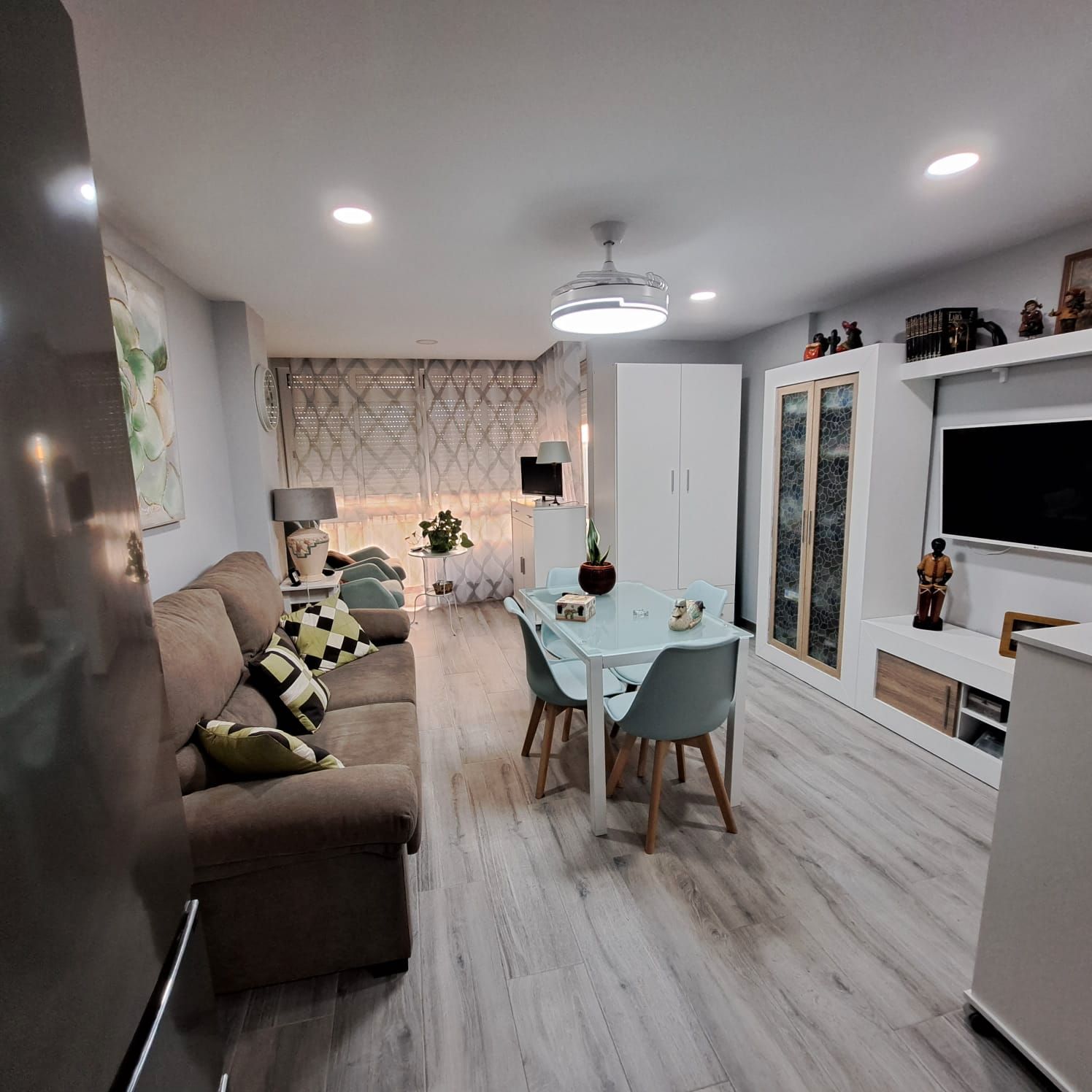 Sala d'estar de Estudi de lloguer en Benalmádena amb Aire condicionat, Terrassa i Moblat
