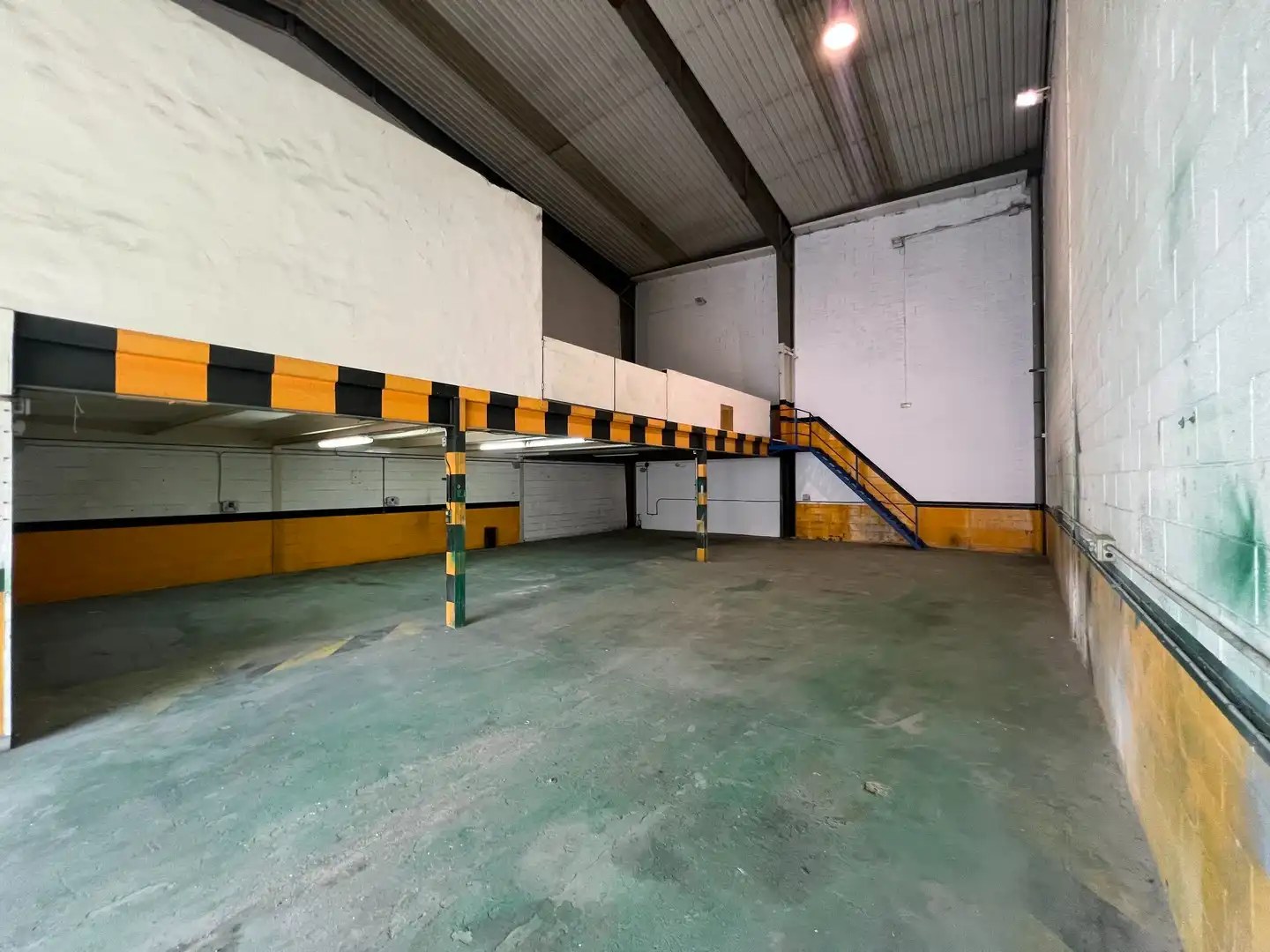 Industrial buildings for rent in Padrón