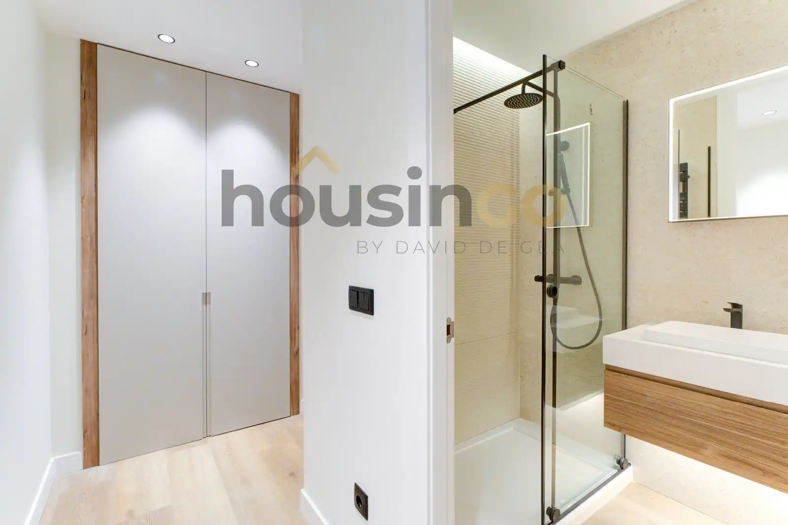 Bathroom of Flat for sale in Madrid  with Air Conditioner, Heating and Oven