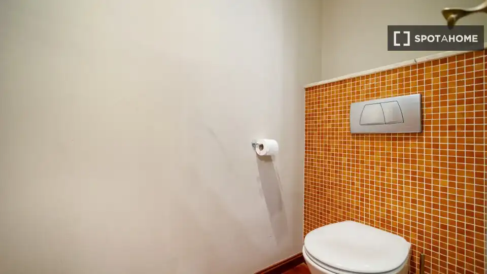 Baño de Piso para compartir en Barcelona con Aire acondicionado, Calefacción y Amueblado