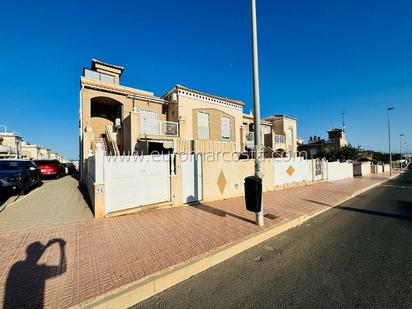 Außenansicht von Einfamilien-Reihenhaus zum verkauf in Torrevieja mit Klimaanlage und Terrasse