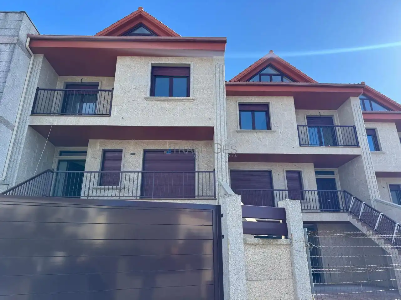 Vista exterior de Casa adosada en venta en Vigo  con Calefacción, Jardín privado y Terraza