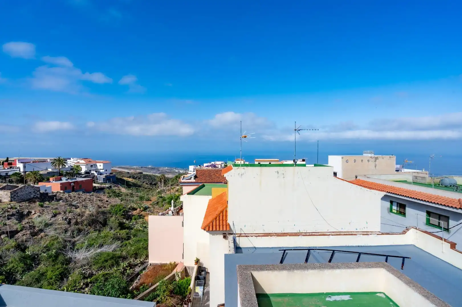 Vista exterior de Casa adosada en venta en Guía de Isora con Jardín privado y Terraza