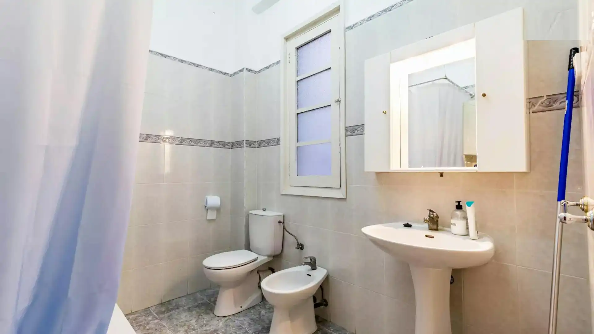 Baño de Piso para compartir en Valencia con Calefacción y Lavadora