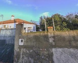 Vista exterior de Casa o xalet en venda en Chiclana de la Frontera amb Jardí privat i Piscina comunitària