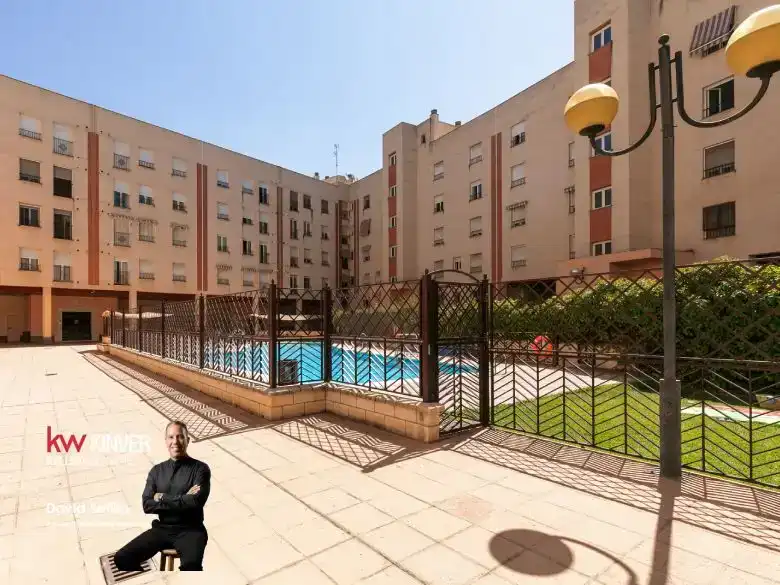 Vista exterior de Pis en venda en  Granada Capital amb Aire condicionat i Piscina