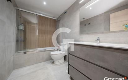 Bathroom of Flat for sale in Sant Vicenç Dels Horts  with Air Conditioner, Terrace and Balcony