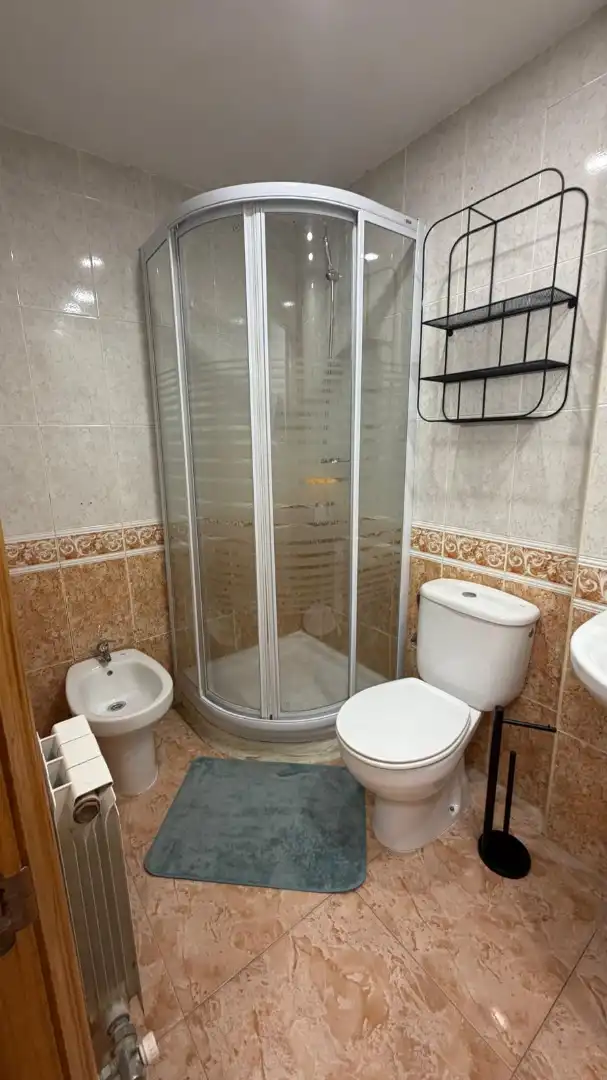Baño de Piso para compartir en La Almunia de Doña Godina  con Calefacción, Terraza y Amueblado