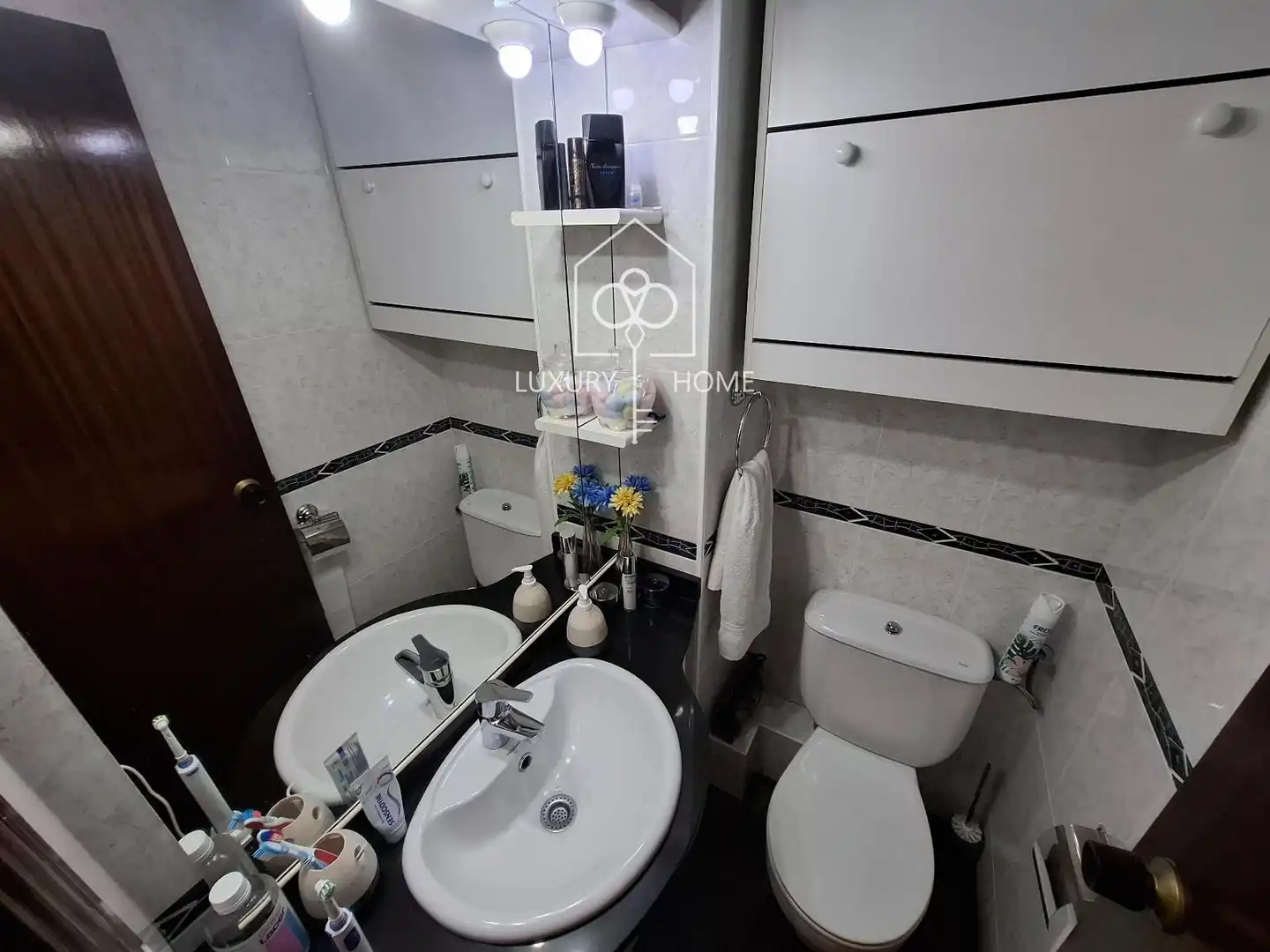 Baño de Ático en venta en L'Hospitalet de Llobregat con Aire acondicionado, Calefacción y Parquet