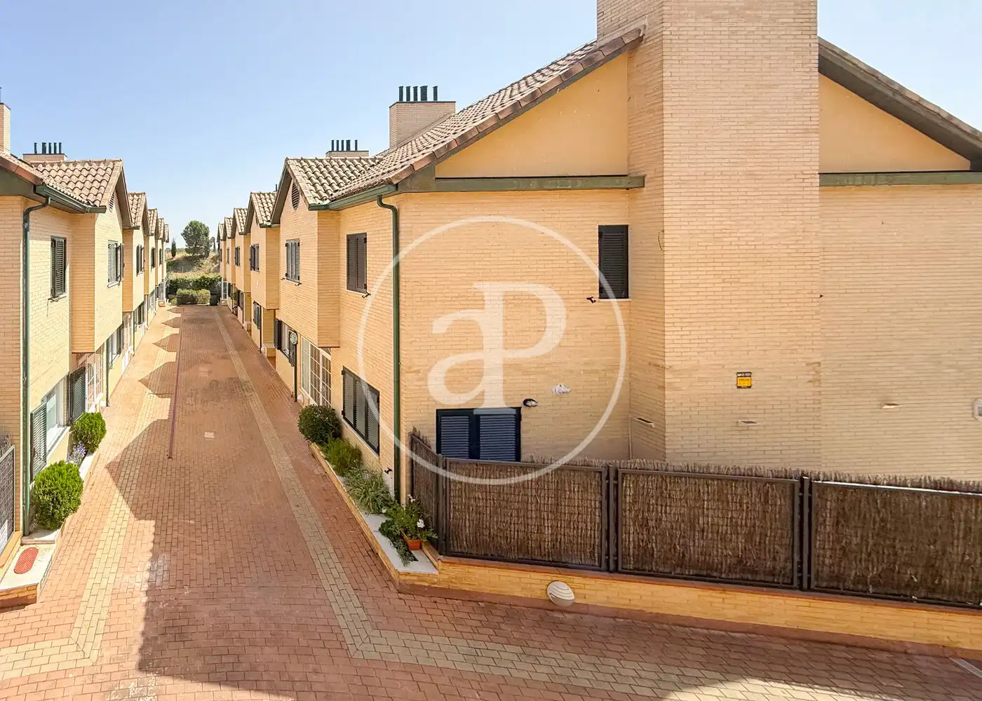 Vista exterior de Casa adosada en venda en Club de Campo amb Aire condicionat, Calefacció i Jardí privat