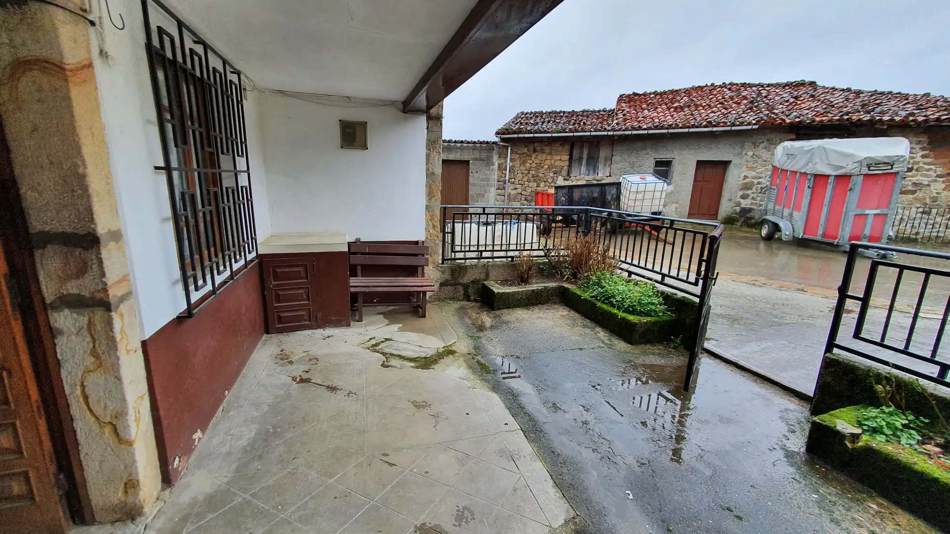 Vista exterior de Casa adosada en venda en Cabrales amb Calefacció, Terrassa i Balcó