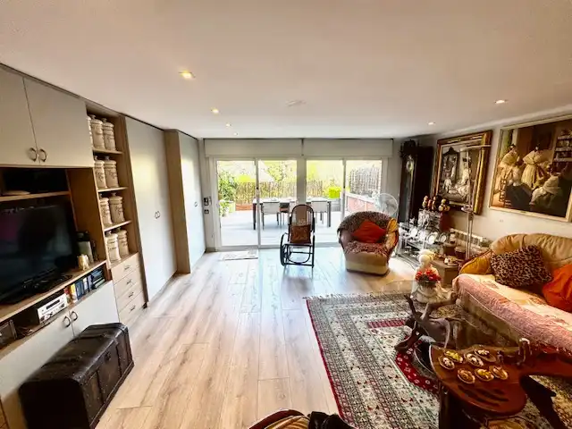 Sala de estar de Casa adosada en venta en Sant Cugat del Vallès con Aire acondicionado, Calefacción y Parquet