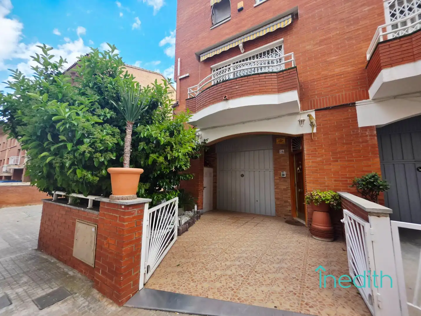 Außenansicht von Einfamilien-Reihenhaus zum Verkauf in Viladecans mit Klimaanlage, Heizung und Terrasse