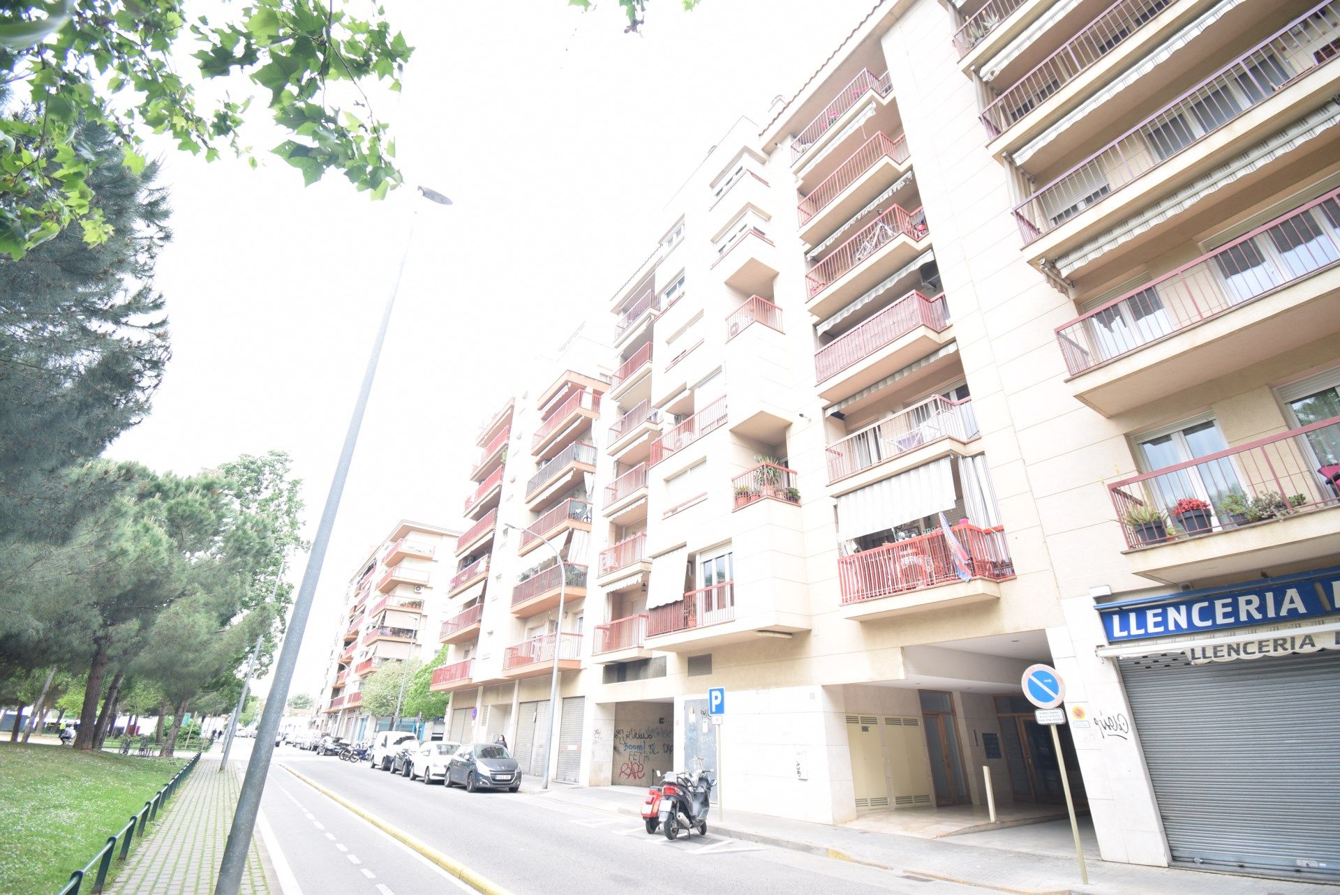 Vista exterior de Pis en venda en Salt amb Calefacció, Moblat i Balcó