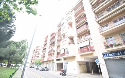 Vista exterior de Pis en venda en Salt amb Calefacció, Moblat i Balcó