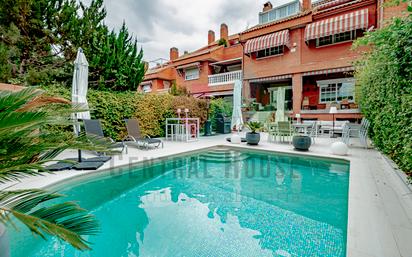 Exterior view of Single-family semi-detached for sale in  Madrid Capital  with Air Conditioner, Terrace and Swimming Pool