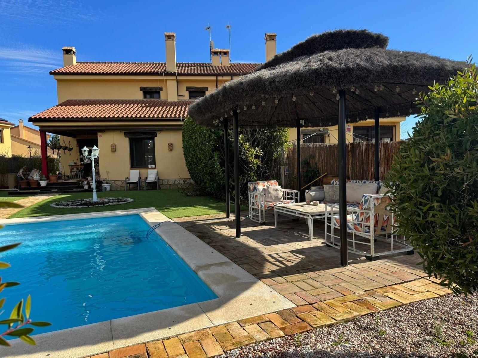 Swimming pool of Single-family semi-detached for sale in Chapinería  with Air Conditioner, Heating and Private garden