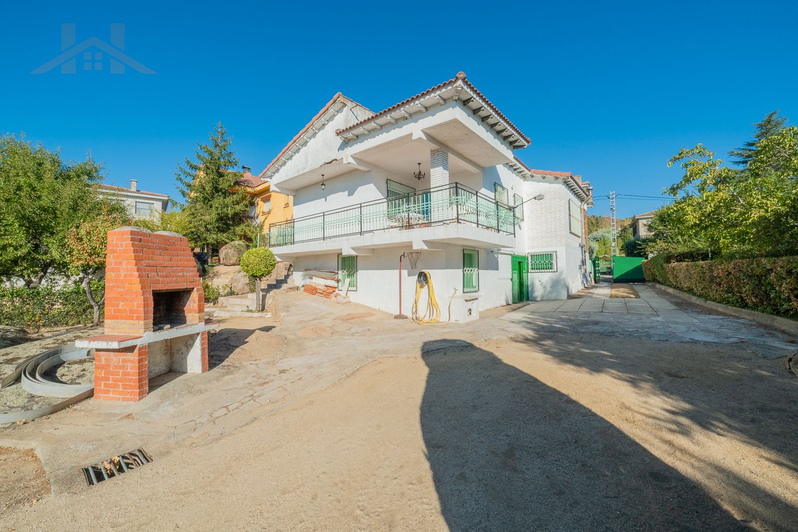 Exterior view of House or chalet for sale in El Tiemblo   with Heating, Private garden and Terrace
