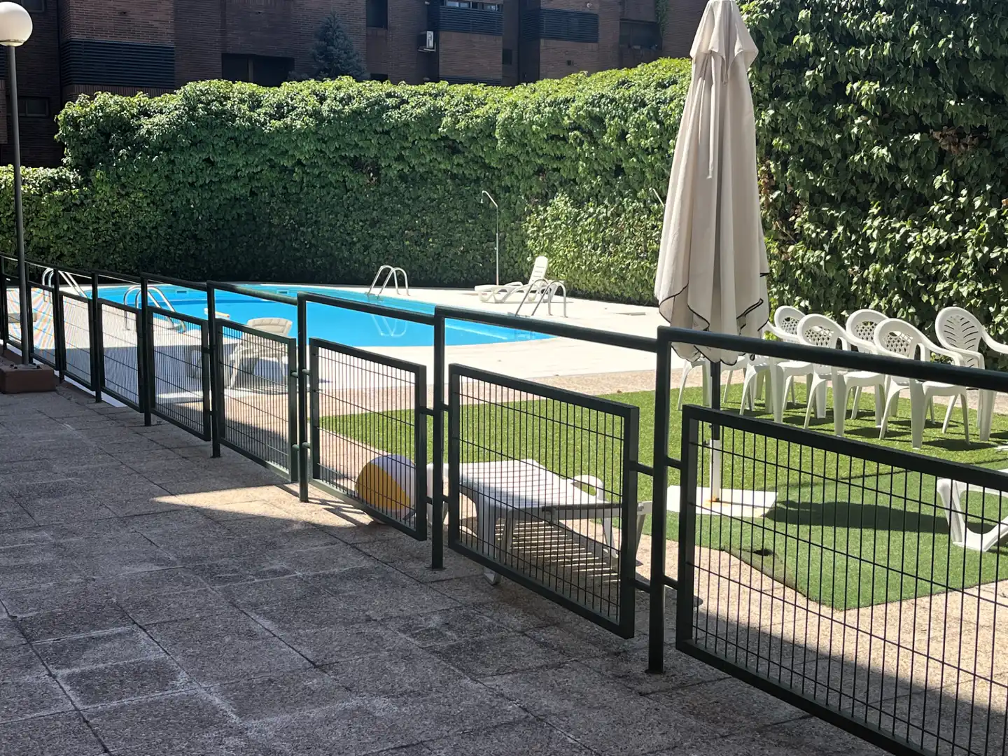Swimming pool of Flat for rent in Pozuelo de Alarcón  with Air Conditioner, Heating and Parquet flooring