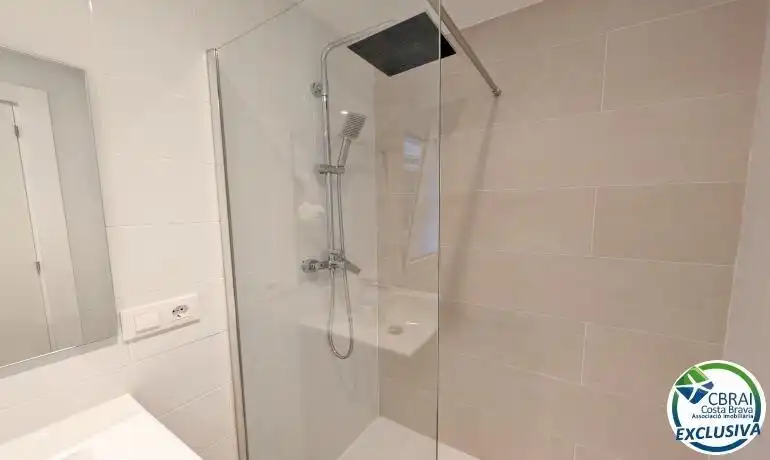 Badezimmer von Wohnungen zum Verkauf in Portbou mit Klimaanlage
