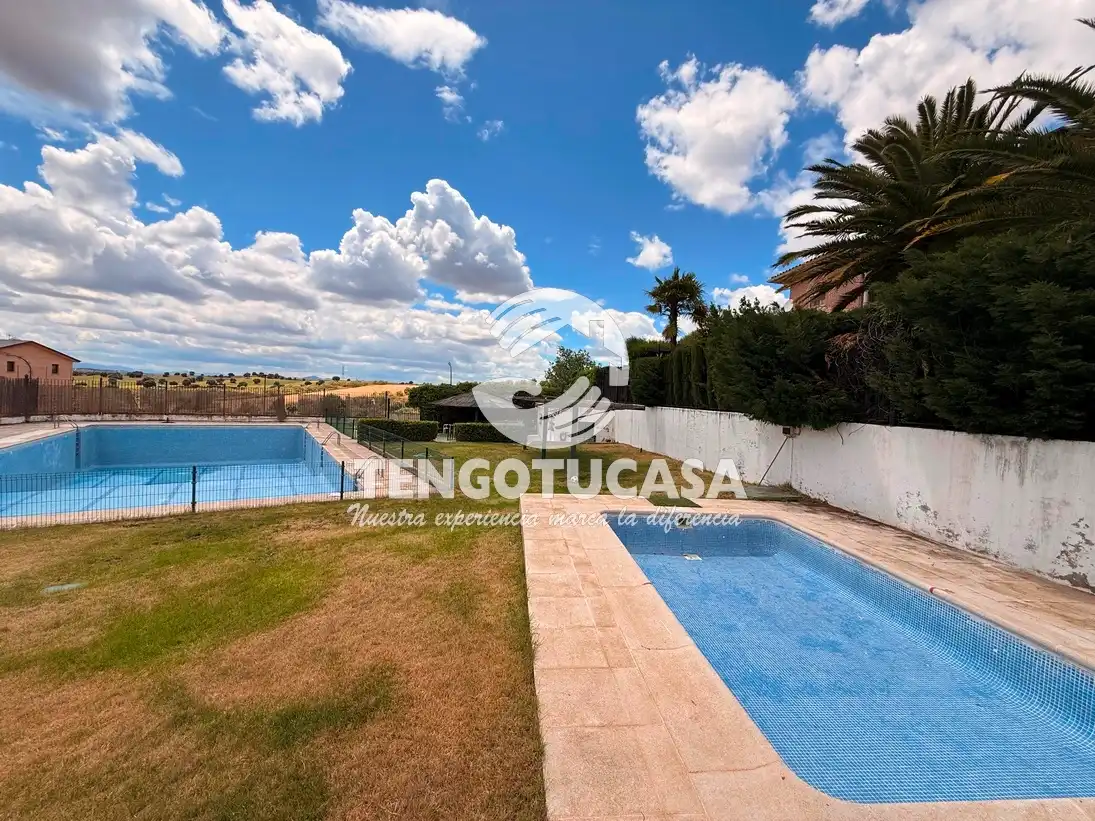 Piscina de Casa o chalet en venta en Bargas con Aire acondicionado, Calefacción y Jardín privado
