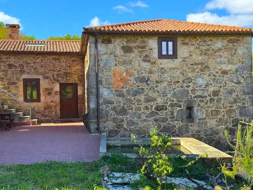 Vista exterior de Casa o xalet en venda en A Estrada  amb Jardí privat, Forn i Balcó