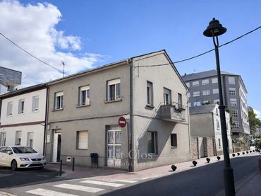 Casa amb balcó en venda a Rúa Compostela 9