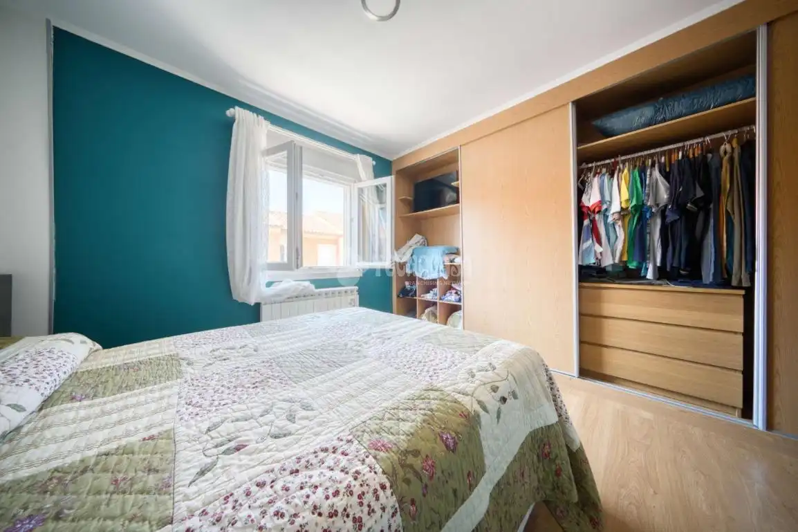 Habitación de Casa adosada en venta en Aldeamayor de San Martín con Calefacción y Jardín privado