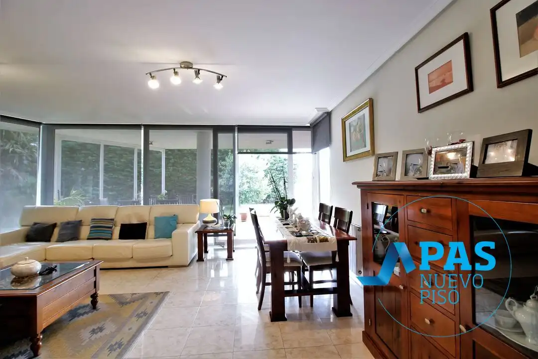 Sala d'estar de Casa o xalet en venda en Santander amb Calefacció, Jardí privat i Terrassa