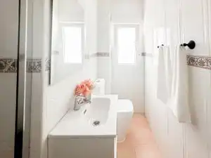 Baño de Piso para compartir en Móstoles con Calefacción, Amueblado y Horno